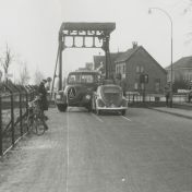 Kenteken: A 37784; A-37784 Magirus-Deutz en A-42651 VW Kever foto uit archief Kantongerecht Winschoten (154-8_37)