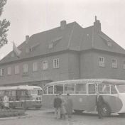 Kenteken: A 38167; Scania Vabis bus bij Zollamt Bunderneuland bij de opening van de buslijn Groningen-Bremen, 02-10-1949, foto uit archief GADO (2733-235)
