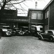 Kenteken: A 1986; Auto's bij de ingang van Branbergen, foto: collectie Streekhistorisch Centrum Stadskanaal (03585)