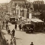 Kenteken: A 13254; Delfzijl. Nieuweweg, 1938 tijdens de festiviteiten ivm de geboorte van Prinses Beatrix, bron: <a href='http://fotos.serc.nl/groningen/delfzijl/delfzijl-57709/' target='_blank'>serc.nl</a>
