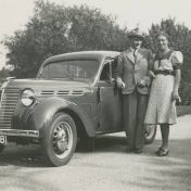 Kenteken: A 26581; Hisko Kappinga en Gera Schreuder bij Renault in het Stadpark, 1938.