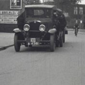 Kenteken: A 4381; Chevrolet, foto: still uit "Verkeersfilm", C. van der Mei, 1934, coll. GrA (2209-0176)