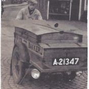 Kenteken: A 21347; Motorbakfiets met Pieter Vos op de hoek Hoendiep-Kerkstraat, Hoogkerk, ca. 1938. foto: J. Vos