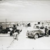 Kenteken: A 36445; Fargo truck met Mient Plantinga bij het storten en verwerken van asfaltbeton, onbekende locatie, ca. 1947, foto: <a href='https://tinyurl.com/3drk4yzx' target='_blank'>Collectie Drents Archief</a>; Fotograaf: Klaas van Buiten