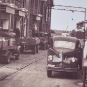 Kenteken: A 21337; Chevrolet bij melkfabriek Bedum, uitsnede foto: R. Vinke