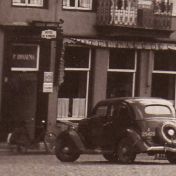 Kenteken: A 25405; Ford V8, uitsnede foto Oudheidkundige Vereniging Warkums Erfskip
