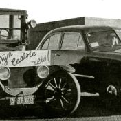 Kenteken: A 6065;  Tjabbo Hindrik Blaauw achter het stuur, staand links Durandus Kornelius Mensinga, foto: Fordwereld, maart 1949