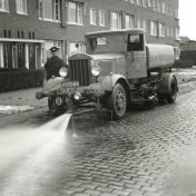 Kenteken: A 13044; REO Sproeiauto met L.P. Loobach, Verl. Lodewijkstraat, foto: archief Gemeentereiniging (1475)