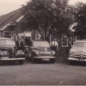 Kenteken: A 35813; Garage de Groot ca. 1947, v.l.n.r. Ford, Morris, Ford, foto: H. J. Mulder