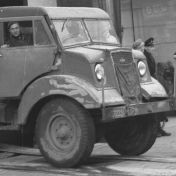 Kenteken: A 27225; Chevrolet vrachtwagen, Groningen, Herestraat, 1952 foto: uitsnede 2248-3222.jpg; Fotograaf: Fotobedrijf Piet Boonstra