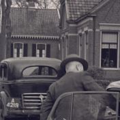 Kenteken: A 4219; Chevrolet, foto: still uit "Handelsfilm Bellingwolde", A.C.F.O., 1954, coll. GrA (2209-4086)