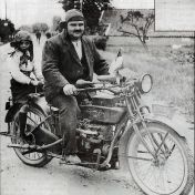 Kenteken: A 2064; E. Mulder en Dikkie Mulder op de Henderson, foto: Clubmededelingen nr. 445, april 2001, Veteraan Motoren Club