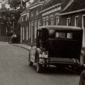 Kenteken: A 9012; Zuidhorn, Niezijl, Hoofdstraat ca. 1935, foto: uitsnede 1986-22948.jpg