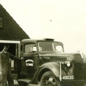 Kenteken: A 49020; Ford met dhr. Zwier, foto: collectie Gemeente Winsum (E000012.jpg)