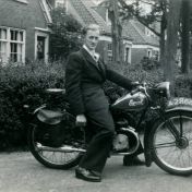Kenteken: A 28615; Kees op de een 'Eysink Jubileum met Villiers-blok' uit 1939, foto: H. Horst