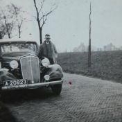 Kenteken: A 20823; Douwe Douwes naast de Chevrolet, ca. 1945, foto: J. Douwes