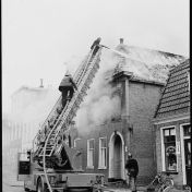 Kenteken: A 28729; Studebaker met nieuw kenteken, Brand Grote Leliestraat, 05-05-1958 (2248-10489)