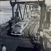 Kenteken: A 13094; Kaiser Frazer de pont van Vlissingen naar Terneuzen, foto: F Wijbenga