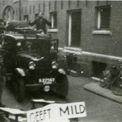 Kenteken: A 27567; Ford, foto uit fotoalbum padvinderij van Bernard Huisman, 1944-1946 (2139-0331)