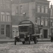 Kenteken: A 13231; Ford, Groningen, Pottebakkersrijge ca. 1927, foto: uitsnede 1785-24206.jpg