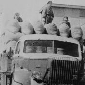Kenteken: A 37093; MACK v.l.n.r. Fiebe Visser, Albert Buikema en Jan Visser, foto: J. Smits
