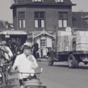 Kenteken: A 20700; Groningen, Eelderbrug, foto: still uit de film "Groningen II", J. Petersen, 1930-1948 coll. GrA (2209-5184)