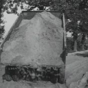 Kenteken: A 4643; Het lossen van zand, 1956, foto: still uit de film <a href='https://www.youtube.com/watch?v=PGDkEy9TIqo' target='_blank'>Landweg wordt asfaltweg</a> 