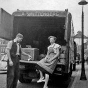 Kenteken: A 19606; Groningen, Winschoterdiep oostzijde, Willem Marrink en Janny Brouwer-Marrink bij bode- en verhuiswagen firma A. Smittenberg, ca. 1951 (2437-5069)