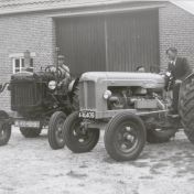 Kenteken: A 40409; Links de oude Fordson tractor en rechts de nieuwe Fordson Major tractor, beide met kenteken A-40409, Hebrecht, 1950 (2437-5516)
