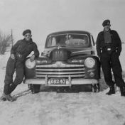 Kenteken: A 8240; Piet en Ties Steigstra  naast de Ford Super Deluxe, foto: J. Smits