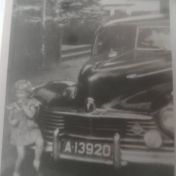 Kenteken: A 13920; Hudson Super Six, Wilhelminalaan 1, Haren. Op de bumper Marjan Dröge, foto: T.G.R. Dröge 