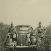Kenteken: A 24188; Chevrolet, links onbekend, rechts Marten de Vries. ca. aug. 1939 foto: P. R. P. de Vries
