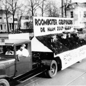 Kenteken: A 21044; Wagen van de melkfabriek Grijpskerk tijdens de zuivelweek, 1936 (1785-15054)
