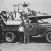 Kenteken: A 19331; Albert Knollema bij de Chevrolet met machines van Niestijl Klein Harkstede, foto: Historische Vereniging Scharmer-Harkstede