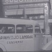 Kenteken: A 5659; Stewart bus, Grote Markt, Groningen, foto: still uit de film "VDJO Journaal Deel I", Luut Bartels, 1934-1936, coll. GrA (2209-AV0894)