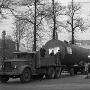Kenteken: A 34130; Mack, Groningen, Hereplein 1949 (2248-00146); Fotograaf: Fotobedrijf Piet Boonstra