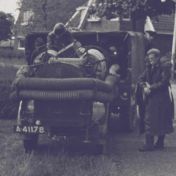 Kenteken: A 41178; Dodge, foto: still uit "Dorpsfilm Loppersum" van J.W.L. Adolfs, 1952, coll GrA (2209-AV14660)