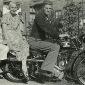 Kenteken: A 20721; Johan Schot, Janna en Riek Werkman op de Ariël, 1935 (2138-7716)