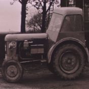 Kenteken: A 2711; Ferguson,  foto: Still uit GAVA-film AV7018