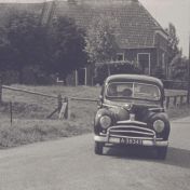 Kenteken: A 38343; Ford Taunus, Kommerzijl, 1954, foto: still uit de film 'Het gaat ons ook aan (of) ’t Ontheemde kind', J.K. Wiersema, 1954, coll. GrA (2209-AV1732)