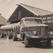 Kenteken: A 42644; Kromhout motorwagen met aanhangwagen, foto: archief J. W. en E. Burgler