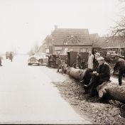 Kenteken: A 4150; Ongeluk met de Chevrolet, Staphorst, 06-05-1954, foto: collectie Drents Archief (DA2050824); Fotograaf: Klaas van Buiten