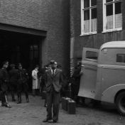 Kenteken: A 31941; Studebaker, vertrek vierdaagse groep naar Nijmegen, juli 1946, foto: archief Piet Boonstra