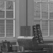 Kenteken: A 25181; Kentekenplaten in de werkplaats van de Gemeente Reiniging, 1952, foto: uitsnede 2437_1519.jpg