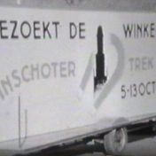 Kenteken: A 771; Winkelweek  van 5 – 13 oktober 1951 te Winschoten. Aanhangwagen, foto: K. Roukes-Feiken