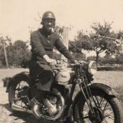 Kenteken: A 4165; BSA met onbekend persoon, foto: C. Luring