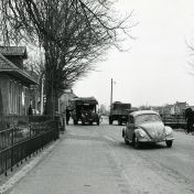 Kenteken: A 17206; De vrachtauto van Panneman (links) bij de Buinersluis te Stadskanaal. foto: F. Wijbenga