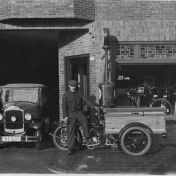 Kenteken: A 18432; Opel, voor rijwiel- en motorrijwielzaak van Simon Bruggema,  Damsterdiep, Groningen, ca. 1935, foto: C. Cnossen