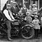 Kenteken: A 15982; Carel Nijveen (?) op de Indian Big Twin, foto:uitsnede 818-7814.jpg