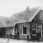 Kenteken: A 13728; Berend Aalfs zijn huis, werkplaats en motor, foto: H. Nieborg